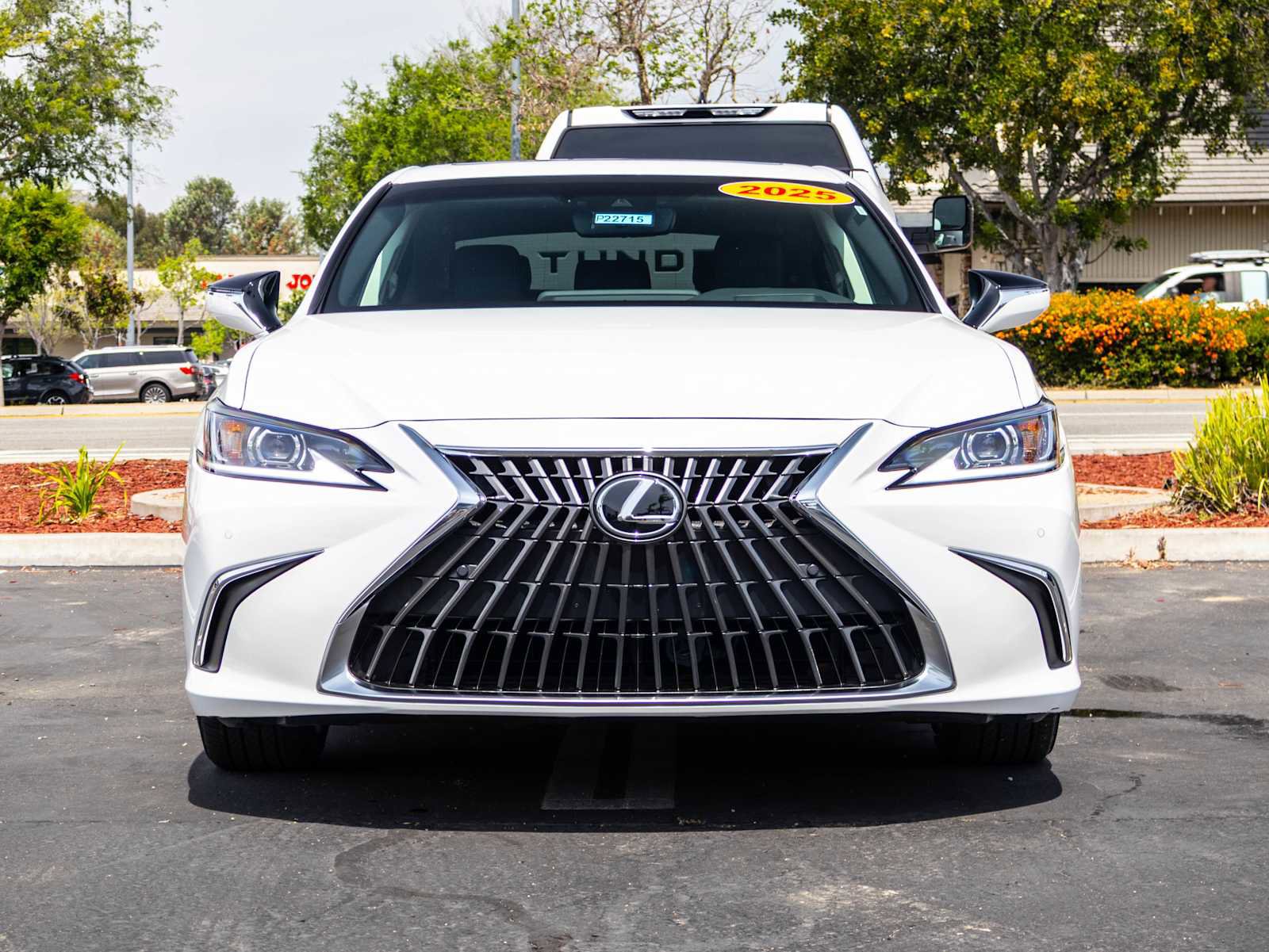Used 2025 Lexus ES 300h w/ Premium Package image 2