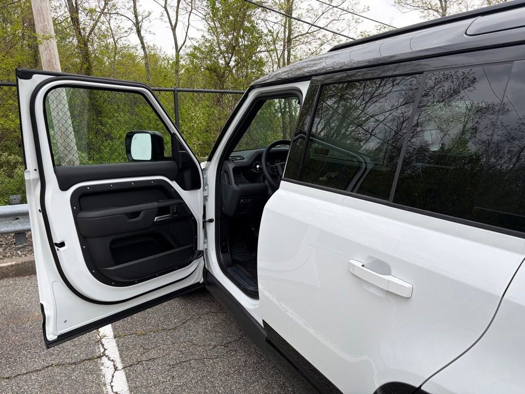 New 2026 Land Rover Defender 110 X-Dynamic SE AWD/4WD image 9