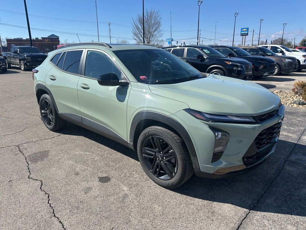 Used 2024 Chevrolet Trax ACTIV w/ Sunroof Package image 2