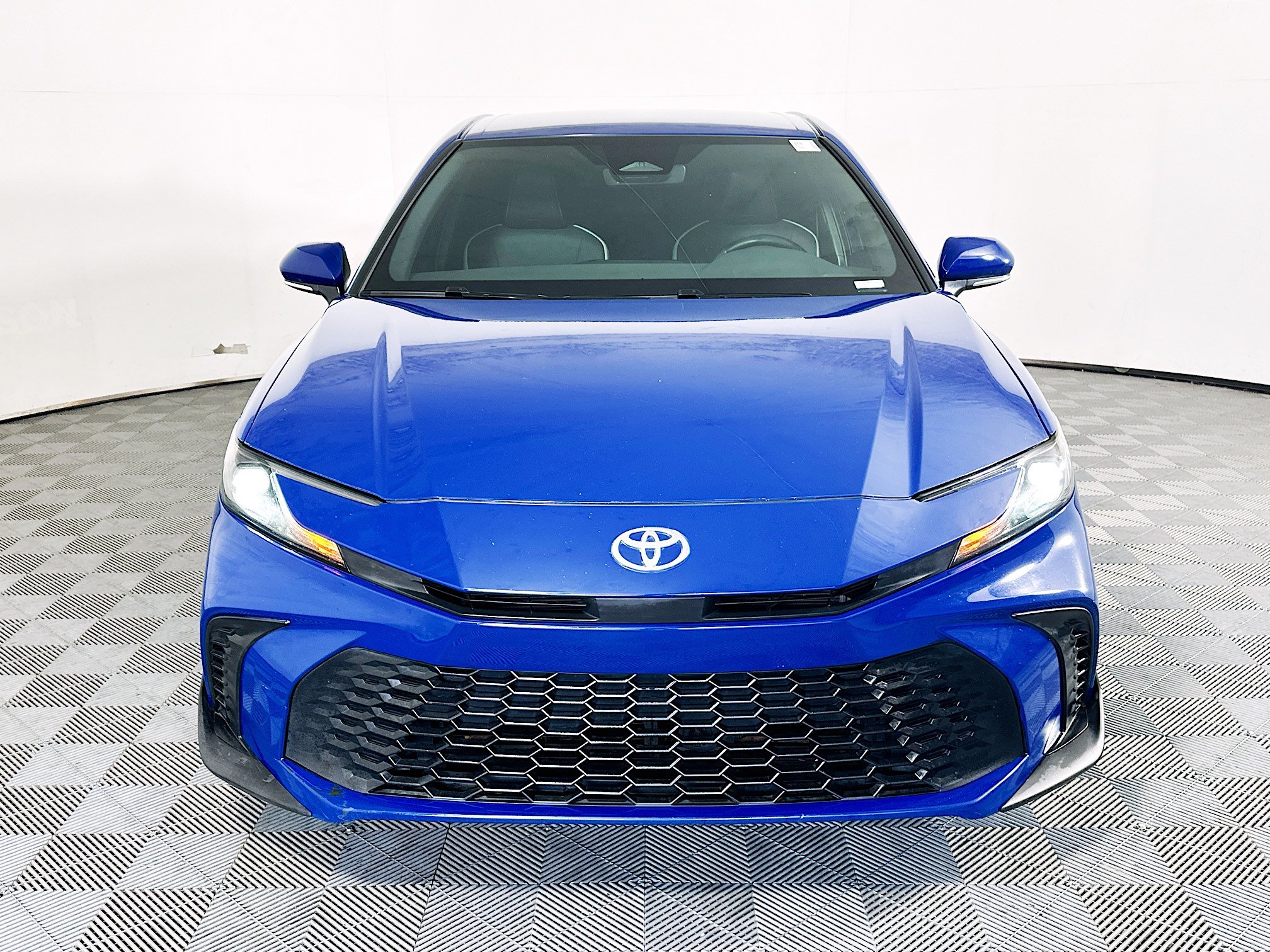 Used 2025 Toyota Camry SE w/ Convenience Package FWD image 8