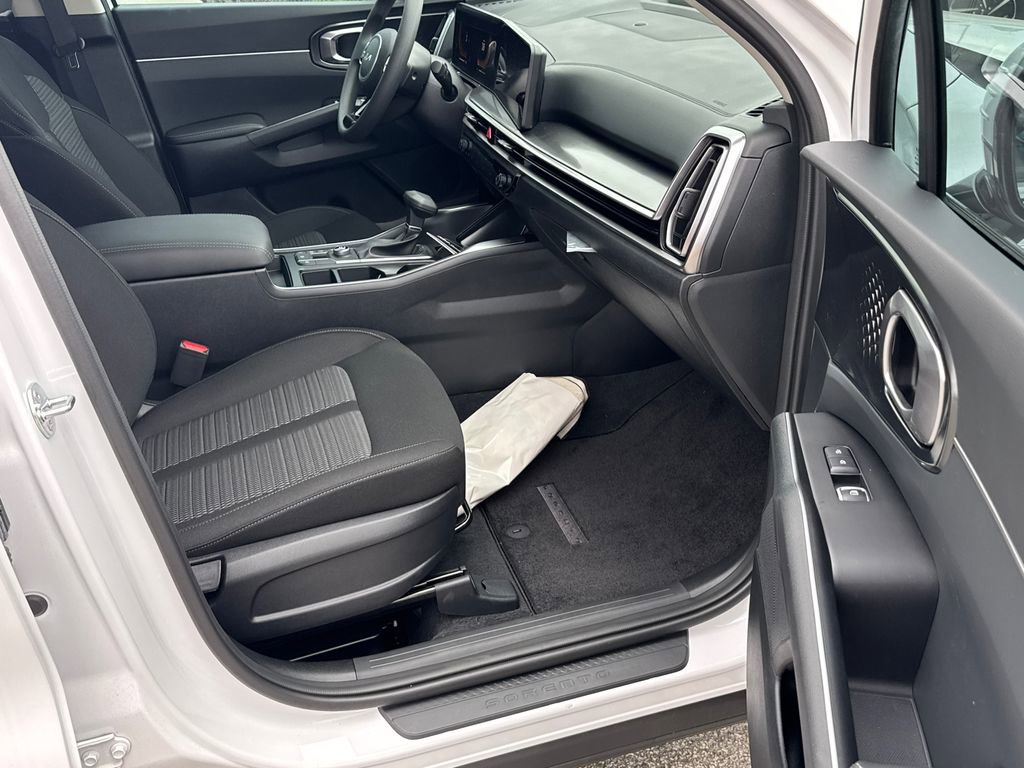 New 2025 Kia Sorento LX image 13
