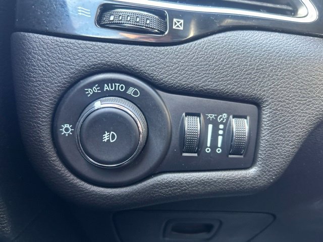 Used 2021 Jeep Cherokee Latitude Lux w/ Sun & Sound Group AWD/4WD image 25