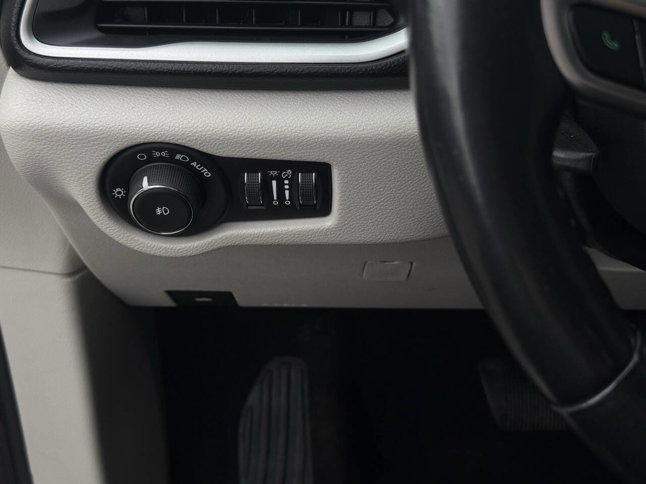 Used 2020 Chrysler Pacifica Touring-L FWD image 15