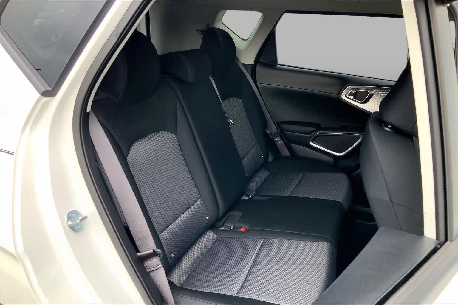 Used 2025 Kia Soul LX w/ LX Technology Package FWD image 18