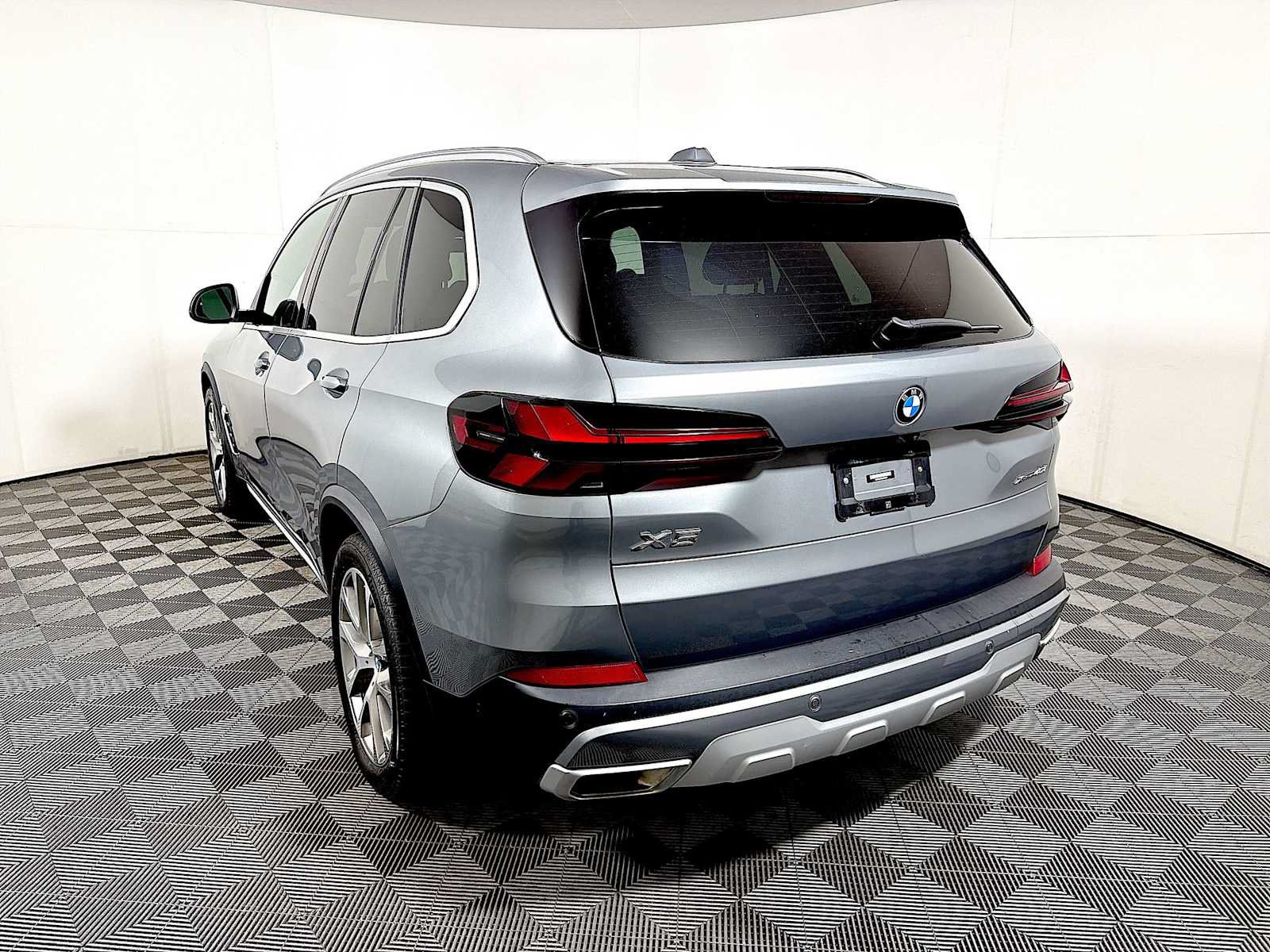 Used 2024 BMW X5 xDrive40i w/ Premium Package AWD/4WD image 5
