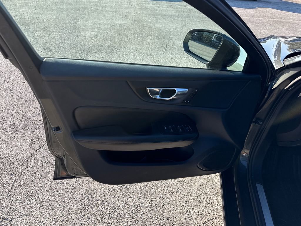 Used 2020 Volvo S60 T6 Momentum image 13