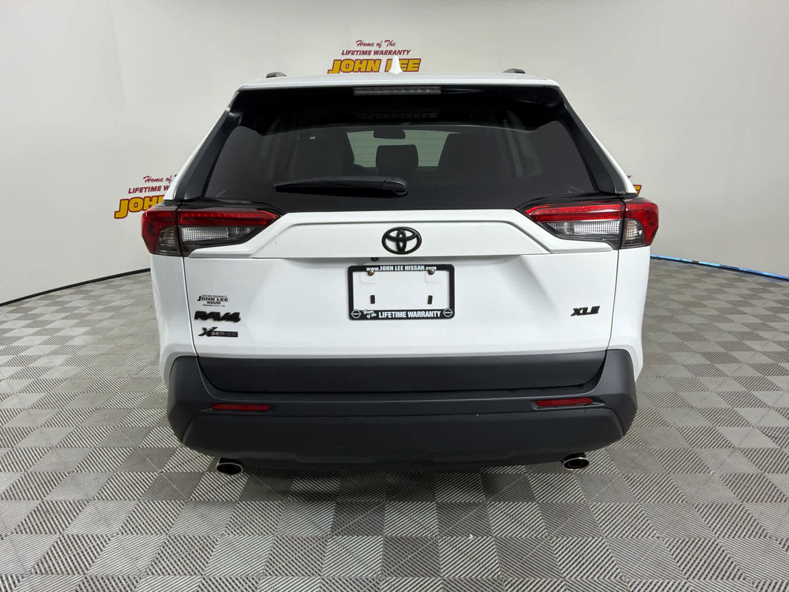 Used 2024 Toyota RAV4 XLE w/ Convenience Package FWD image 4