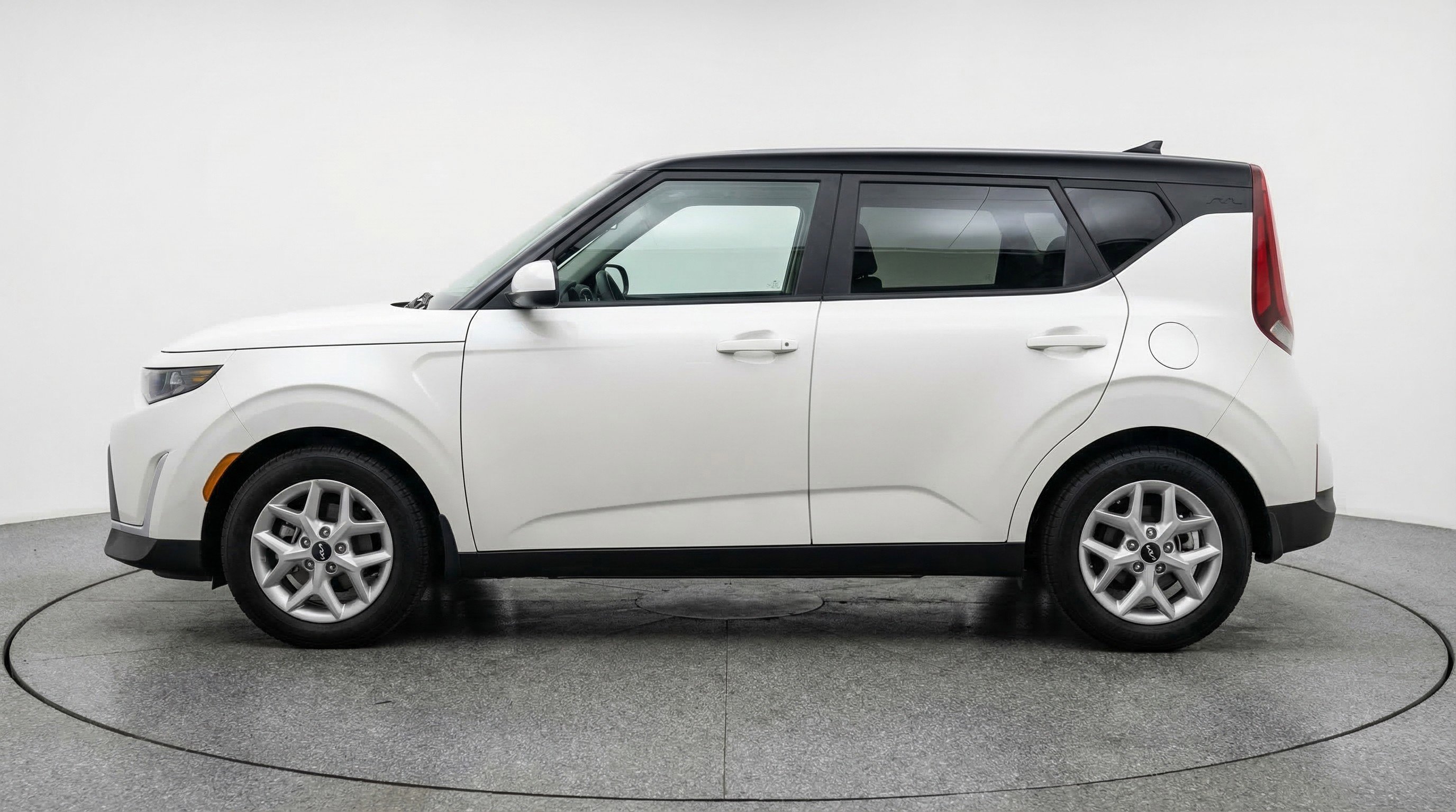 Used 2025 Kia Soul LX w/ LX Technology Package image 5
