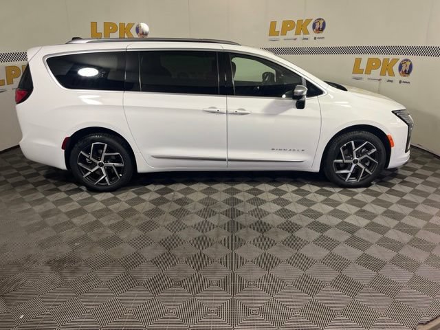 New 2027 Chrysler Pacifica Pinnacle AWD/4WD image 2