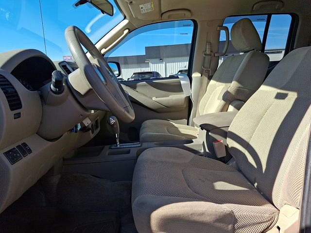 Used 2010 Nissan Frontier SE image 13