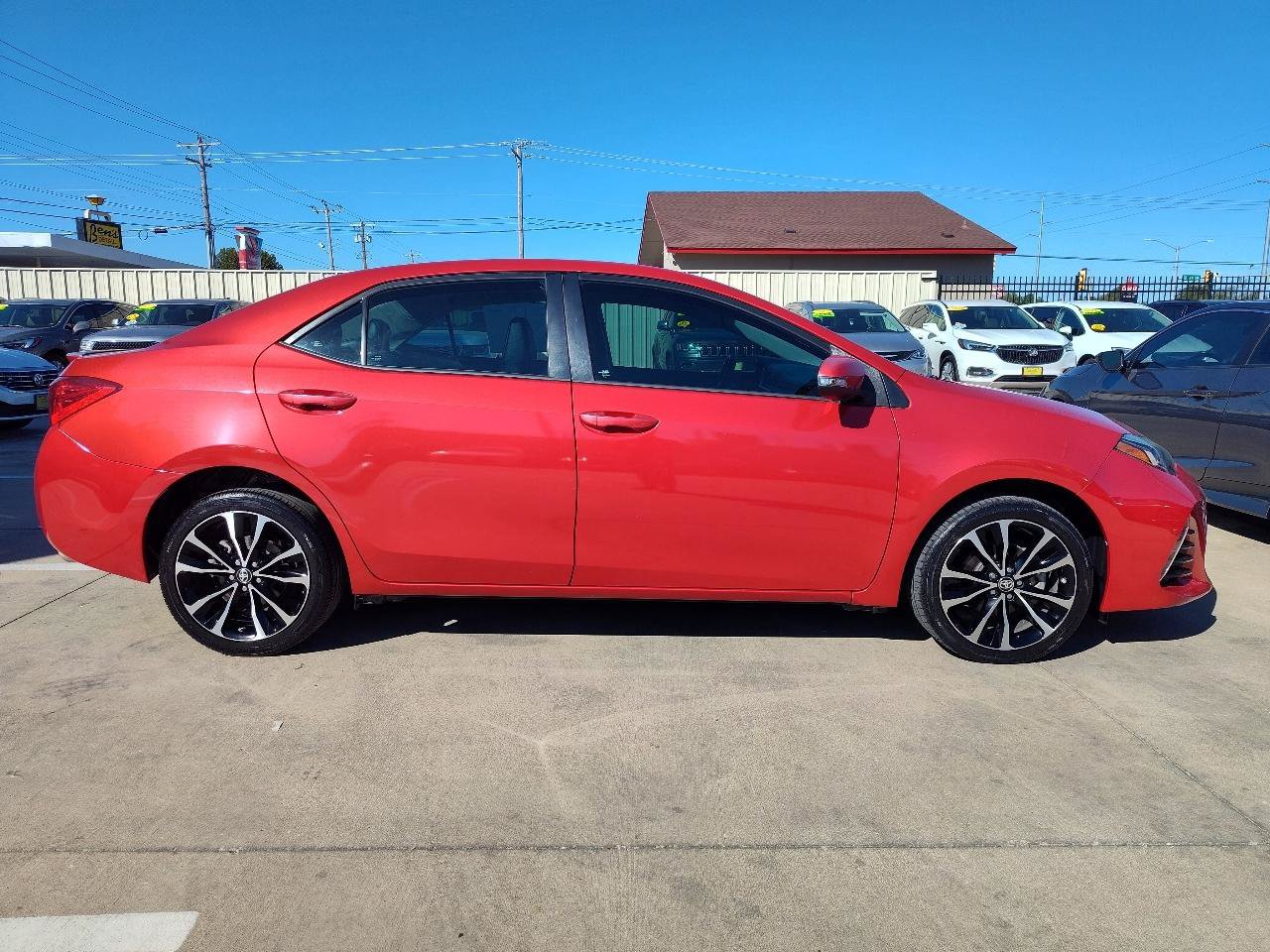 Used 2017 Toyota Corolla SE FWD image 3