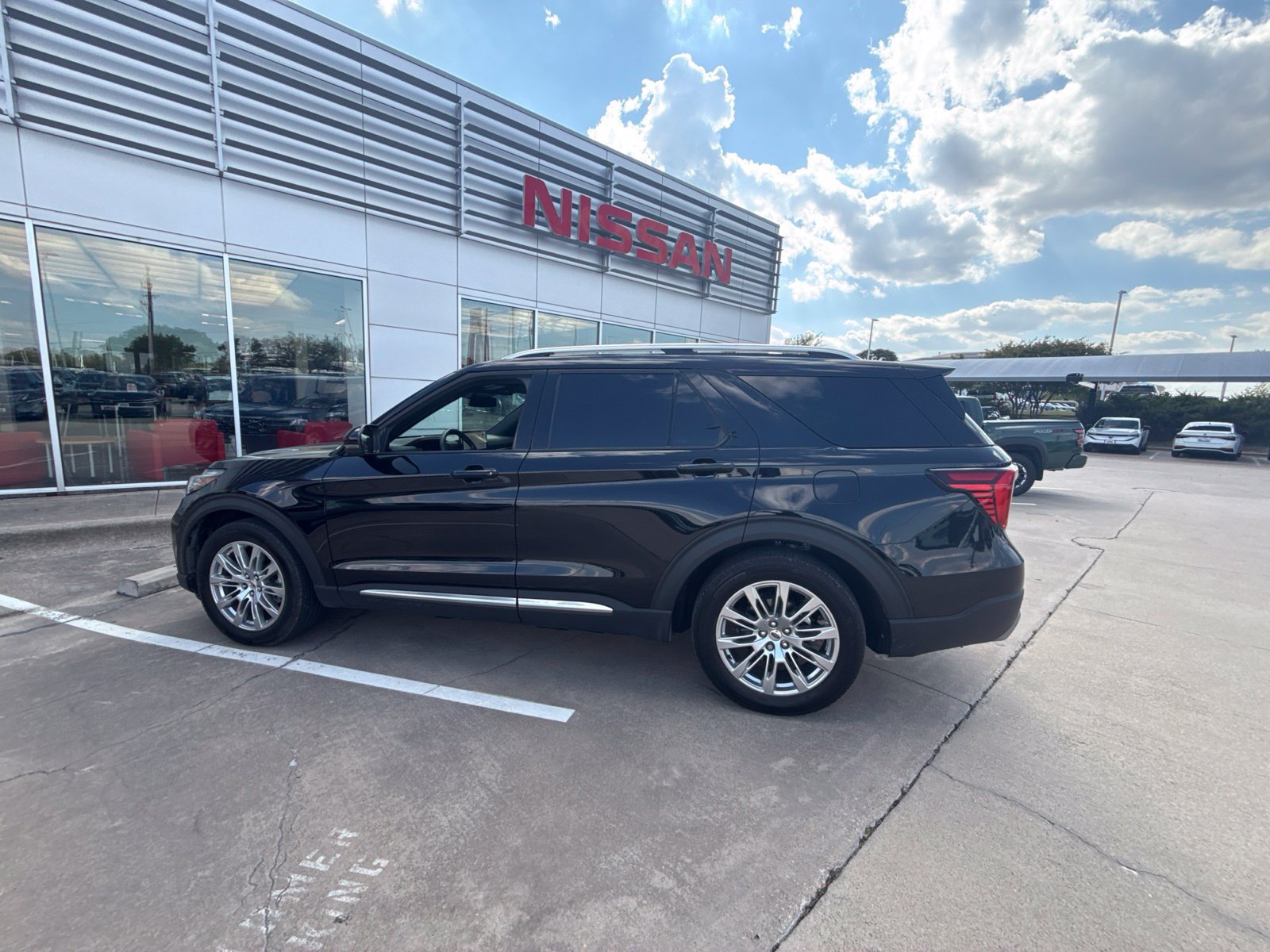 Used 2025 Ford Explorer Platinum RWD image 4