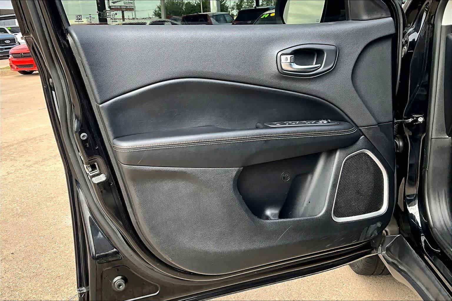 Used 2018 Jeep Compass Latitude FWD image 22