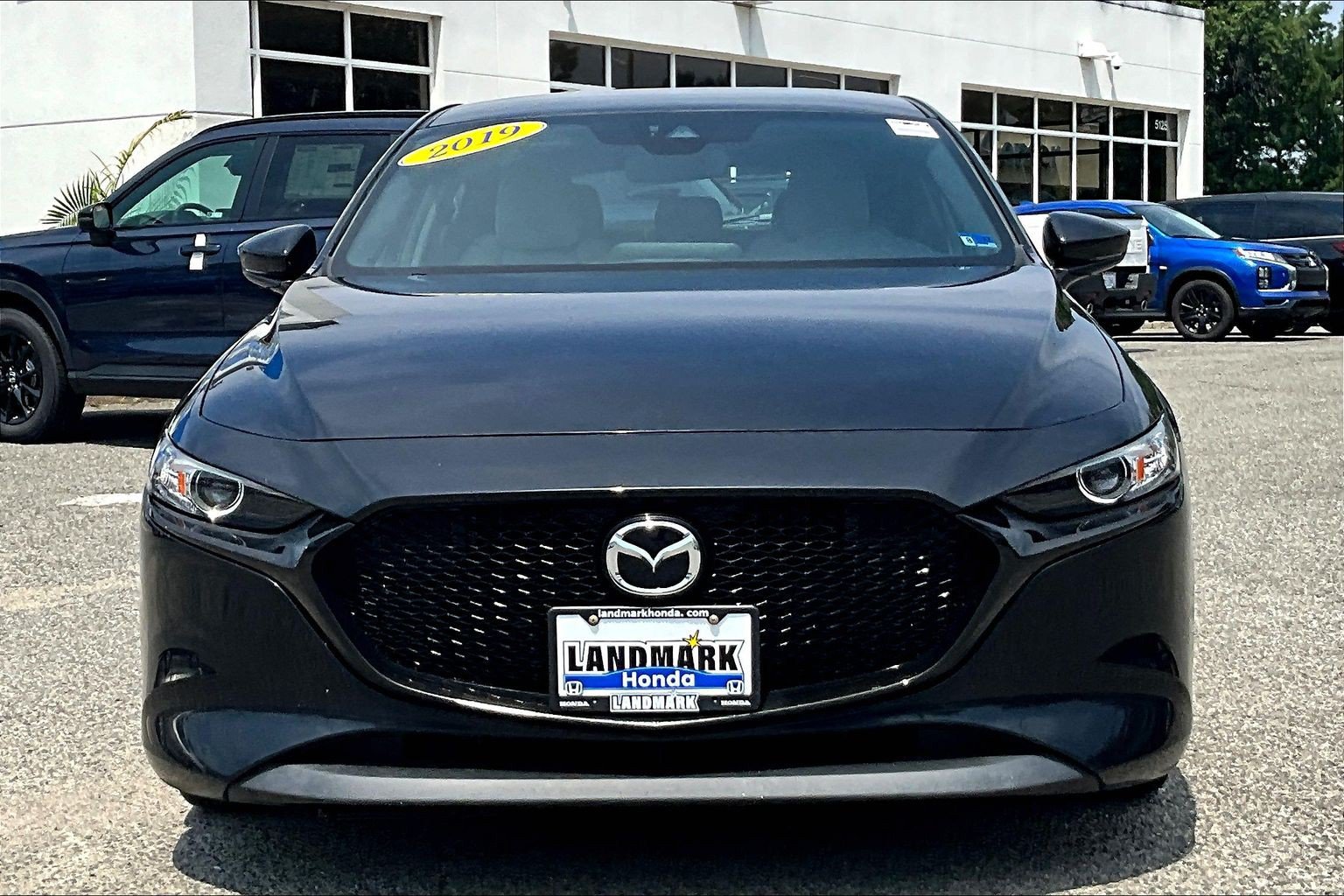 Used 2019 MAZDA MAZDA3 Hatchback w/ Preferred Package FWD image 2