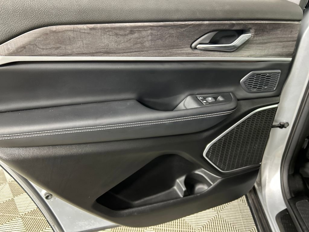 Used 2024 Jeep Grand Cherokee L Limited w/ Black Appearance Package image 16