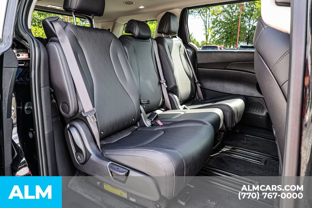 Used 2025 Kia Carnival SX w/ SX Dark Edition Package FWD image 22