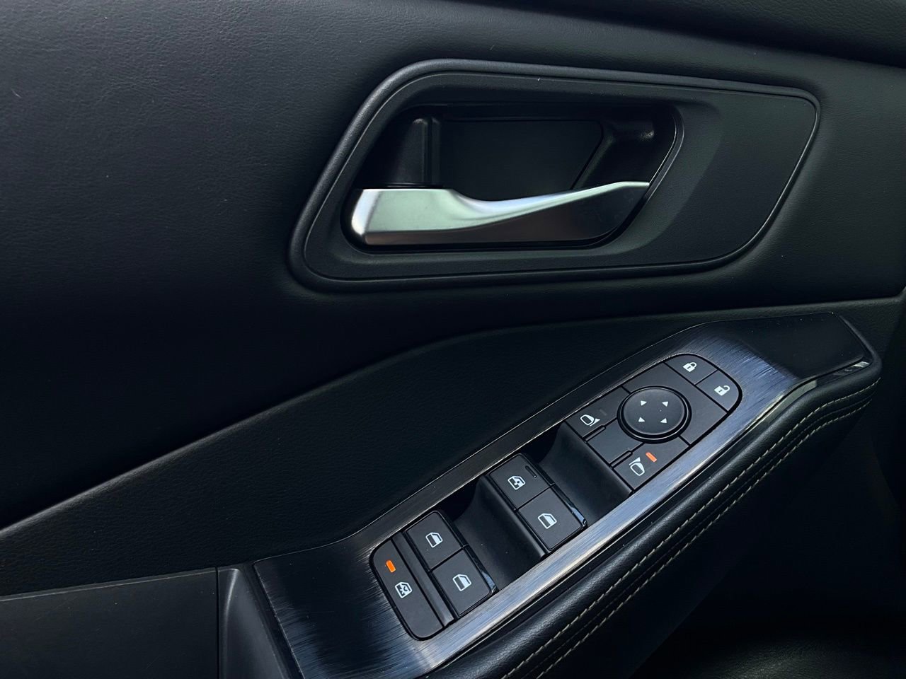 Used 2025 Nissan Rogue SV image 21