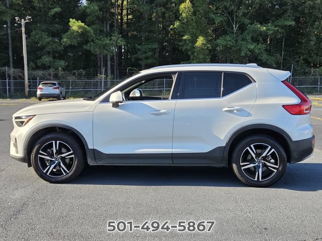 Used 2024 Volvo XC40 B5 Core AWD/4WD image 2