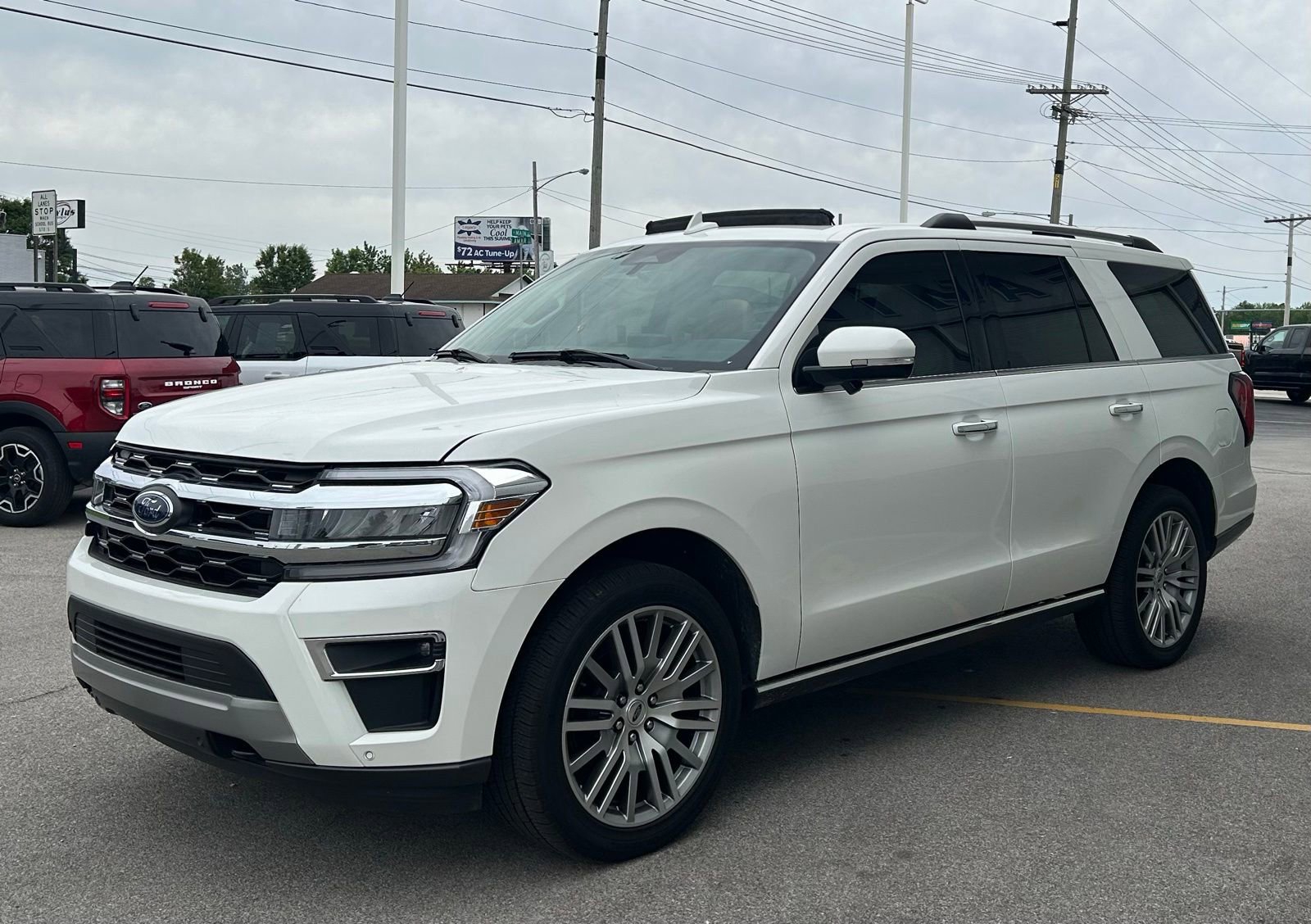 Used 2024 Ford Expedition Limited AWD/4WD image 3