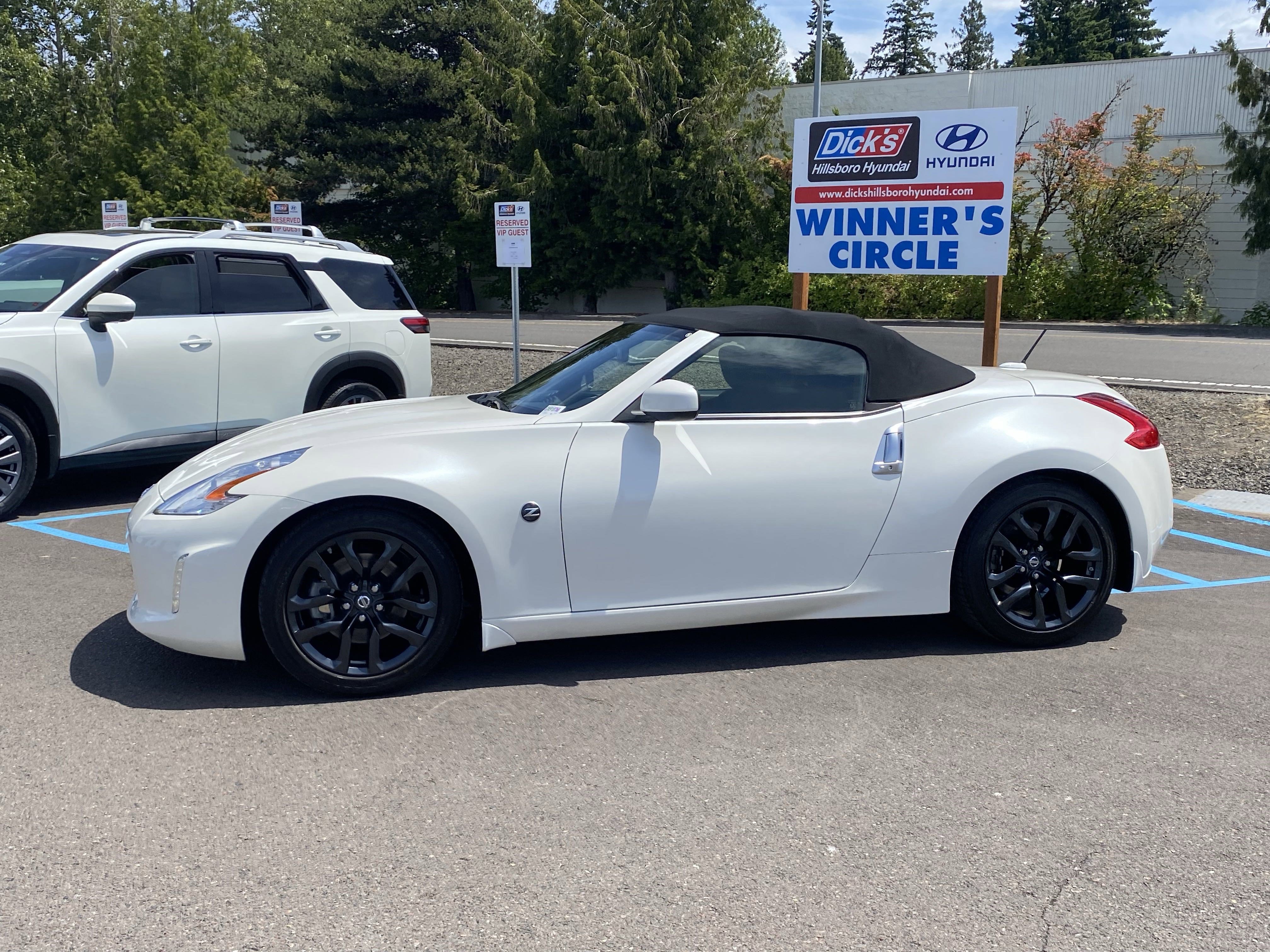 Used 2016 Nissan 370Z Roadster image 2