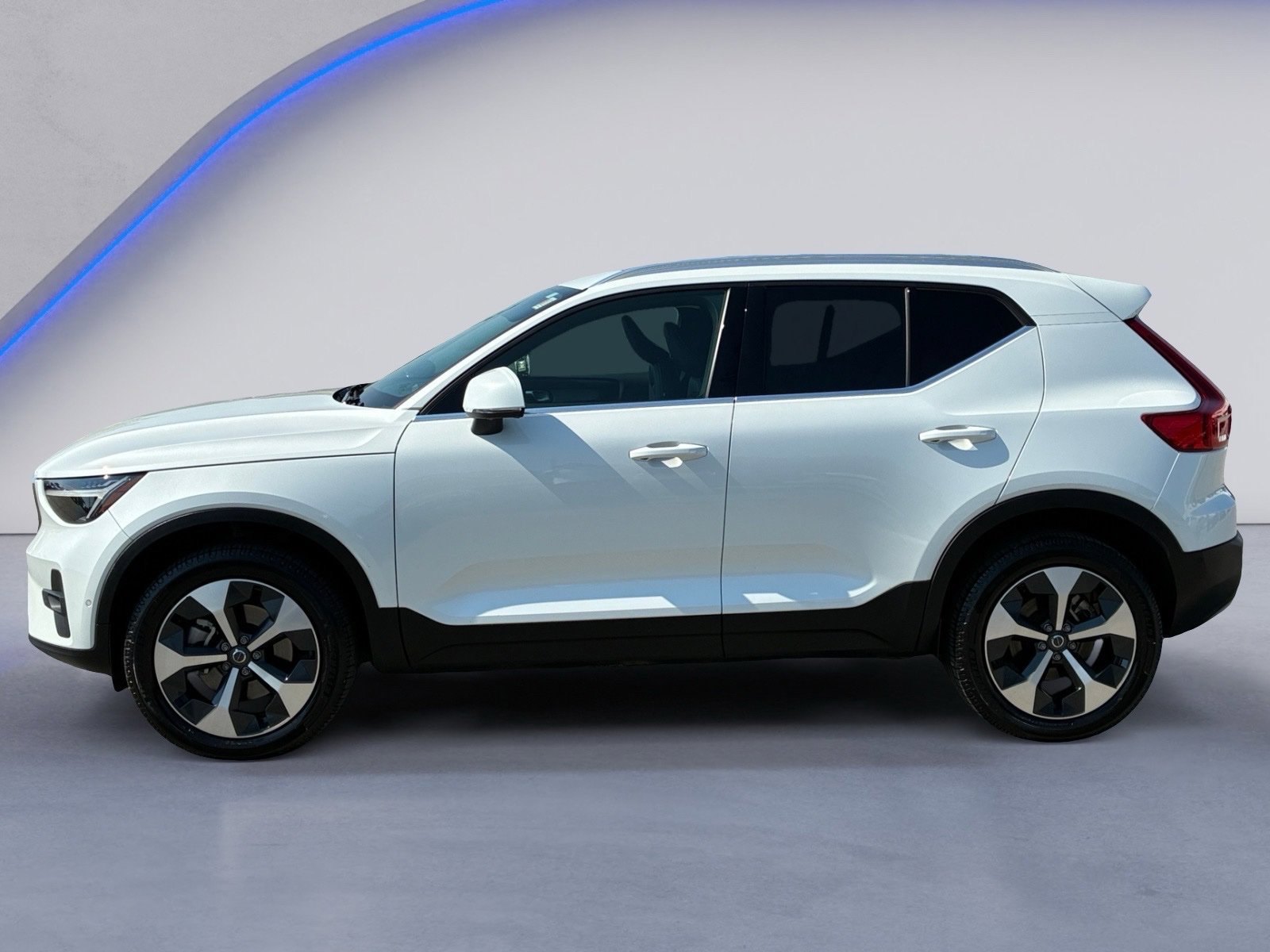 Used 2024 Volvo XC40 B5 Plus AWD/4WD image 7