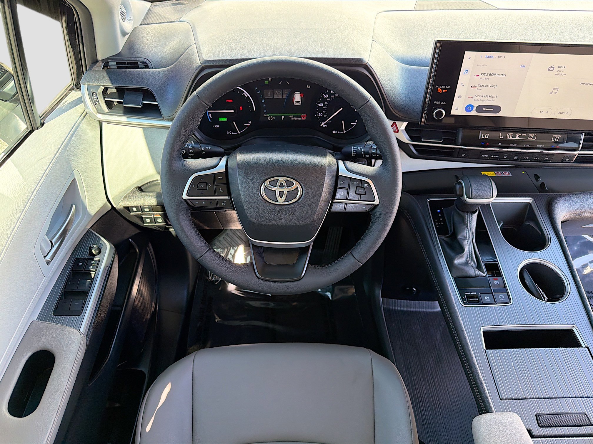 Used 2025 Toyota Sienna XLE w/ XLE Plus Package FWD image 16