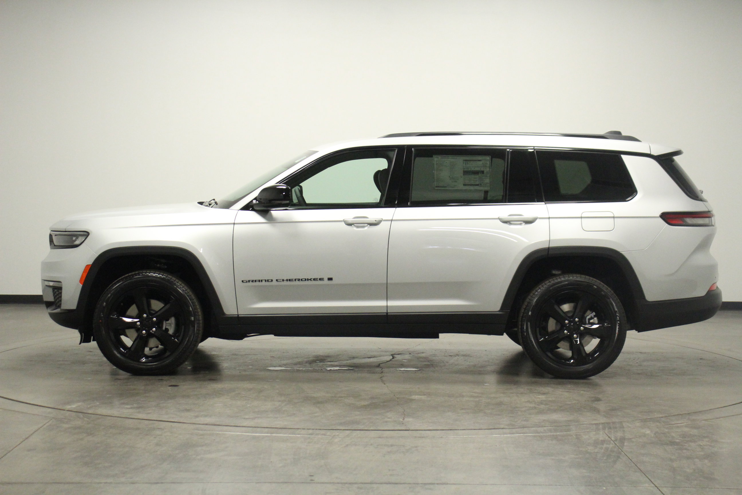 New 2025 Jeep Grand Cherokee L Limited w/ Black Appearance Package image 5