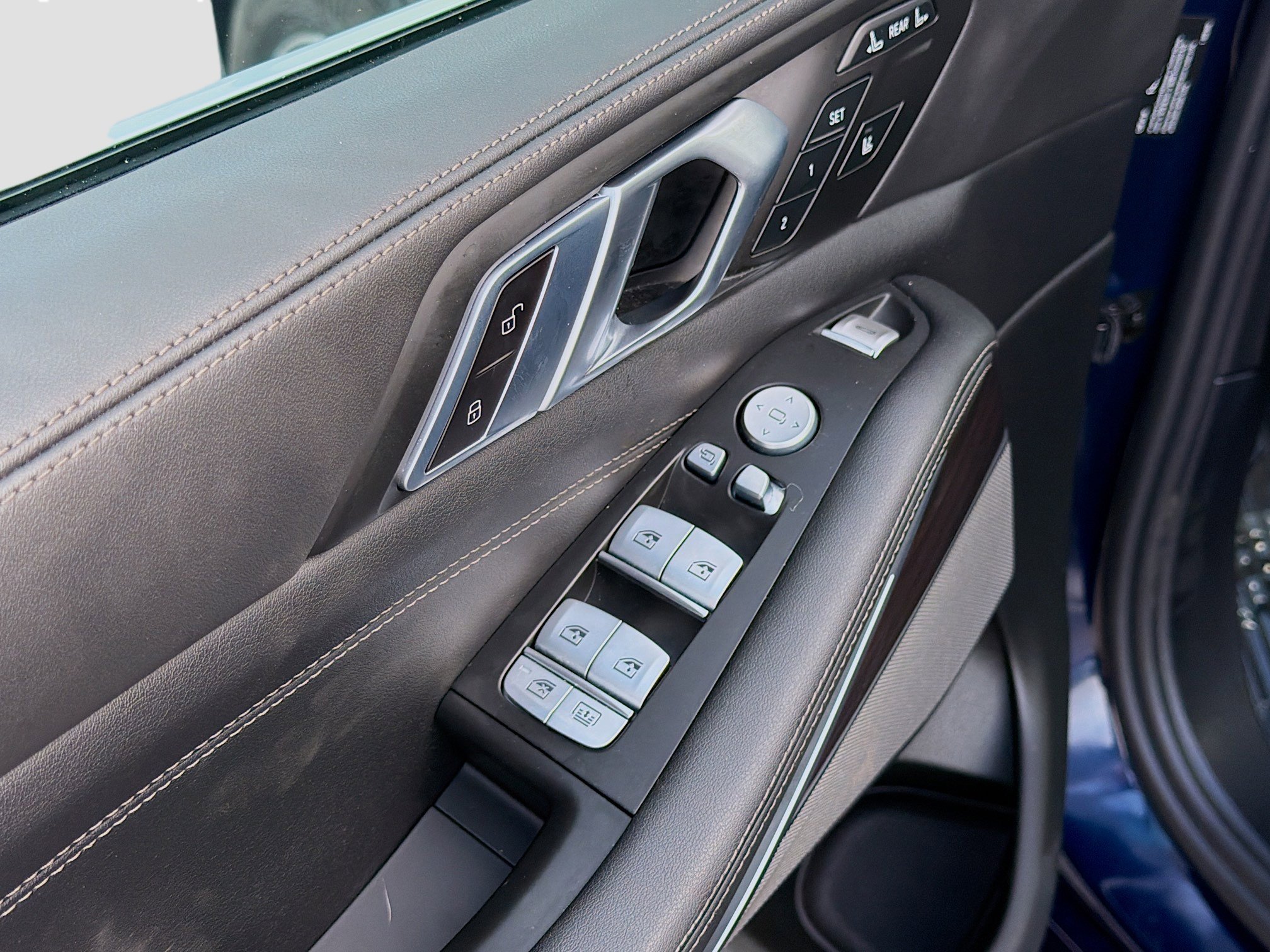 Used 2024 BMW X7 xDrive40i w/ Premium Package AWD/4WD image 25