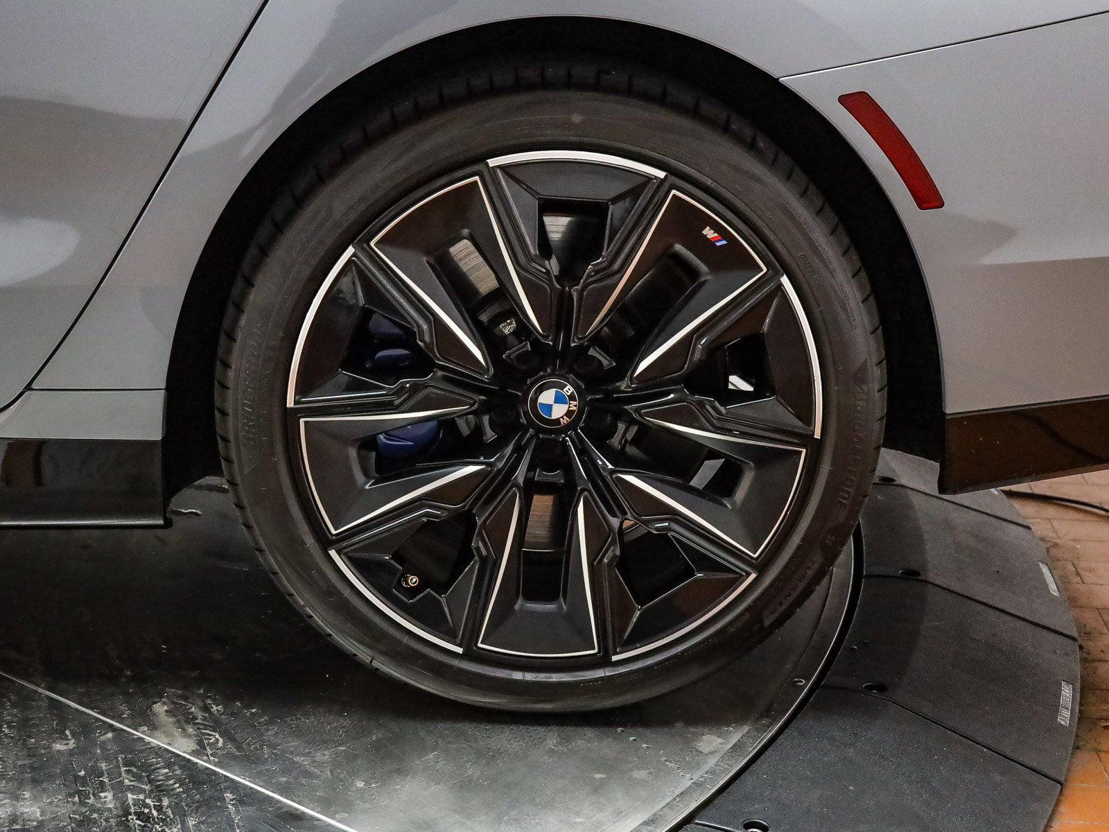 Certified 2023 BMW 760i xDrive w/ Parking Assistance Package image 11