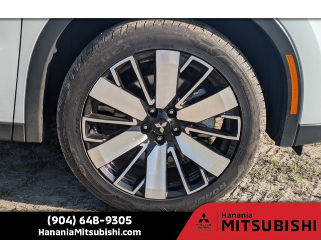 Used 2025 Mitsubishi Outlander SE image 11