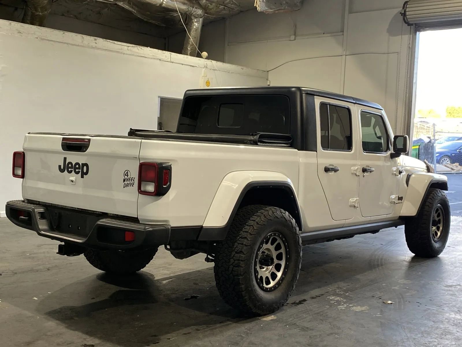 Used 2022 Jeep Gladiator Willys AWD/4WD image 4