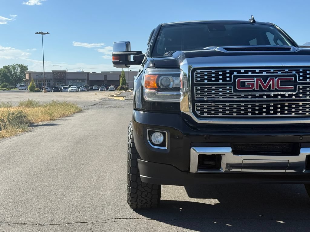 Used 2018 GMC Sierra 3500 Denali w/ Suspension Package, Off-Road AWD/4WD image 4