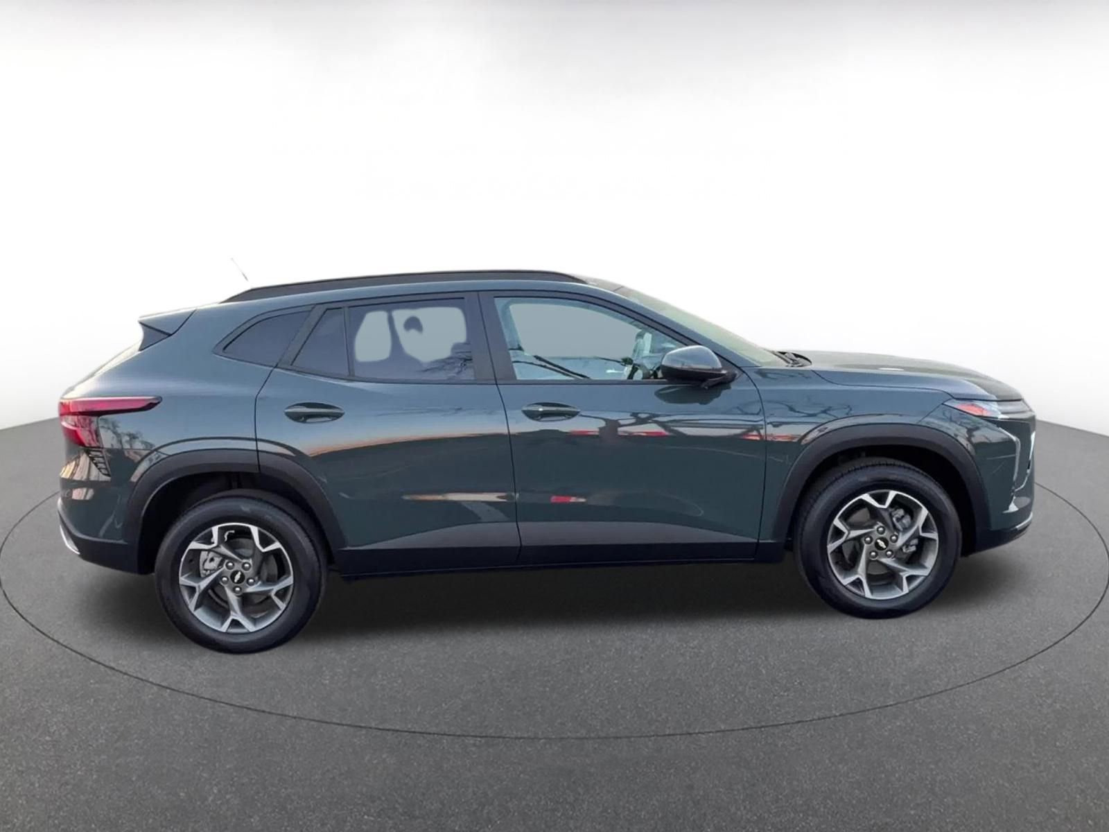 Used 2025 Chevrolet Trax LT w/ LT Convenience Package image 16