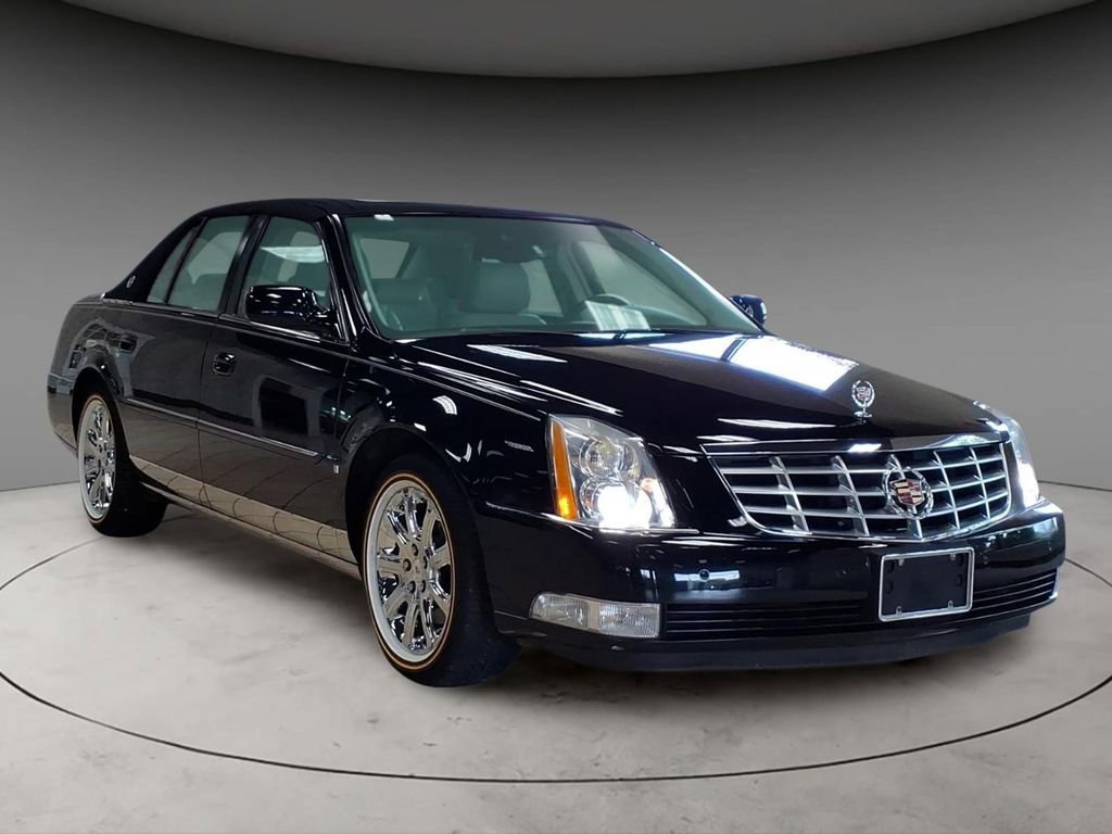 Used 2008 Cadillac DTS w/ Sun And Sound Package FWD image 3