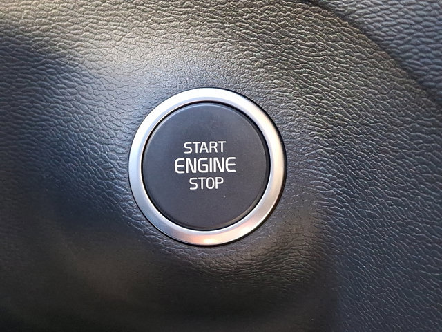 Used 2025 Volvo XC40 B5 Plus image 25