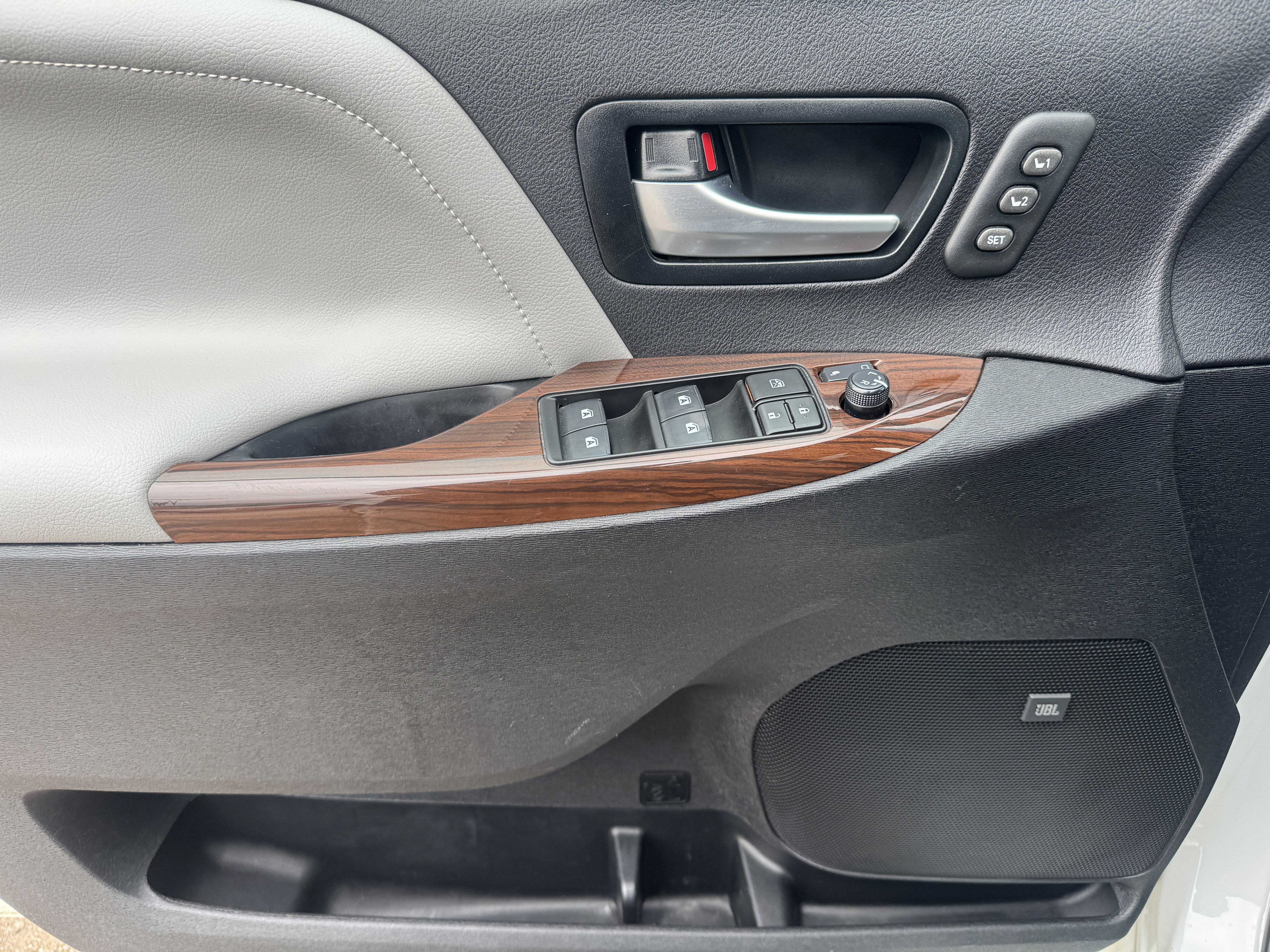 Used 2017 Toyota Sienna Limited Premium image 9