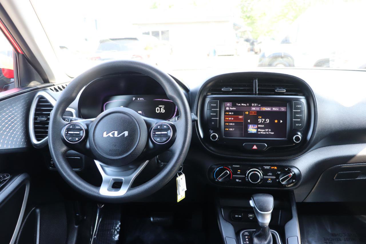 Used 2023 Kia Soul LX w/ LX Technology Package FWD image 17