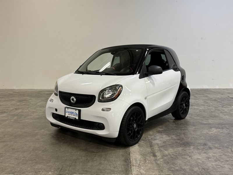 Used 2017 smart fortwo pure RWD image 4