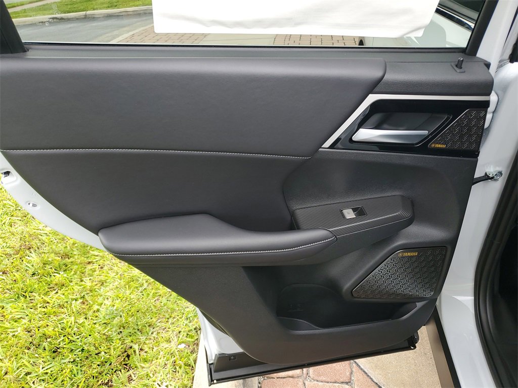 New 2025 Mitsubishi Outlander SE image 12