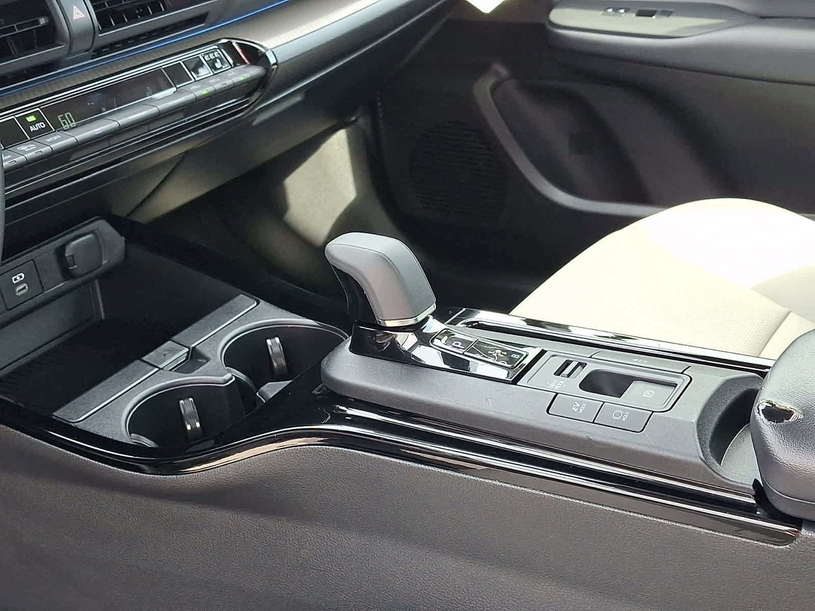 Certified 2025 Toyota Prius XLE FWD image 18