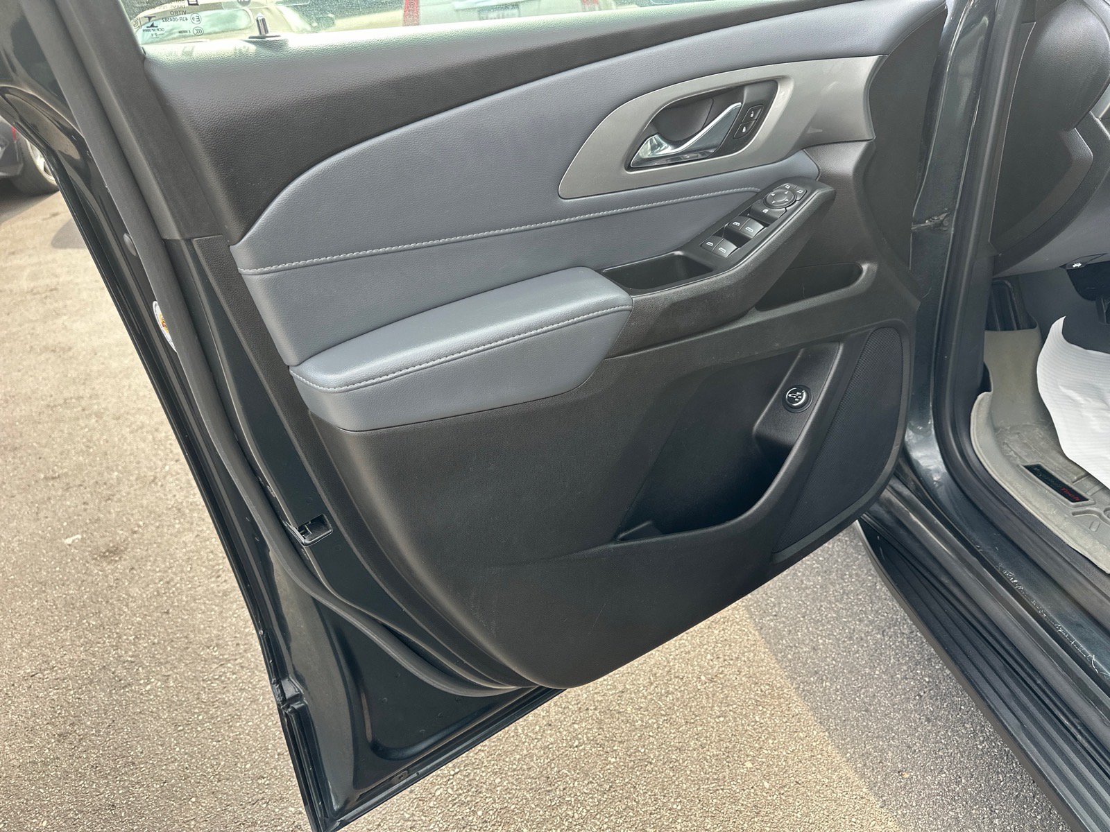 Used 2021 Chevrolet Traverse LT w/ LPO, 'HIT The Road' Package AWD/4WD image 18