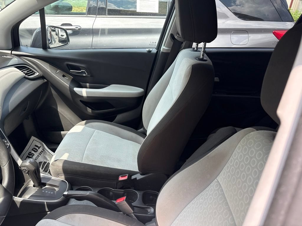 Used 2022 Chevrolet Trax LS w/ Tint and Cruise Package FWD image 10