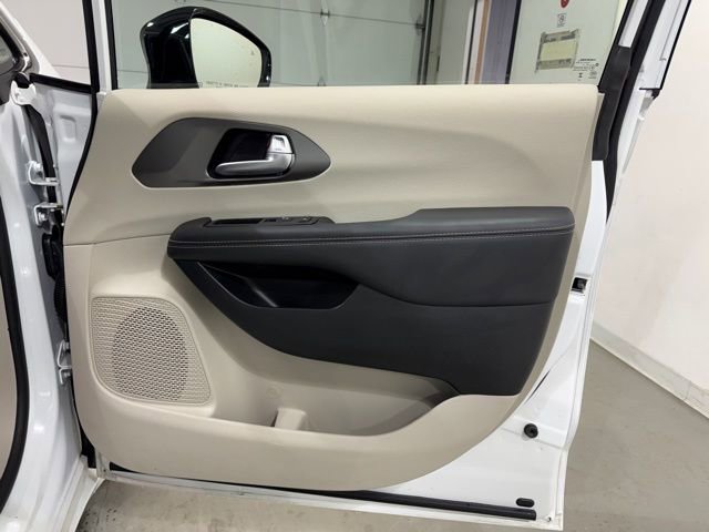 Used 2024 Chrysler Pacifica Touring-L image 29