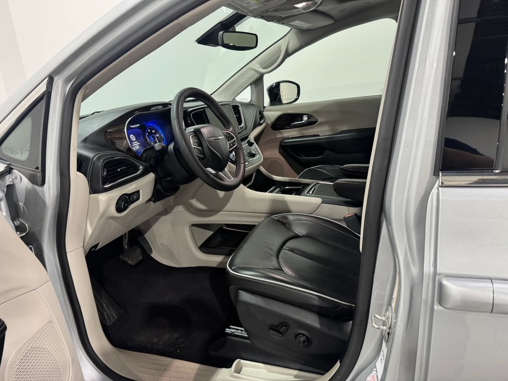 Used 2024 Chrysler Pacifica Limited FWD image 17