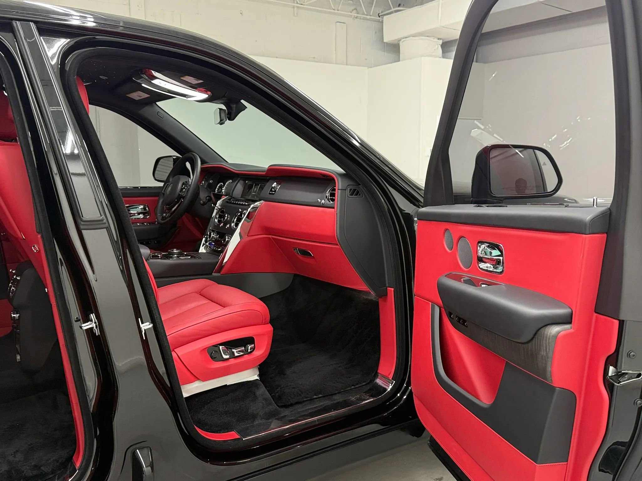 Used 2024 Rolls-Royce Cullinan image 36