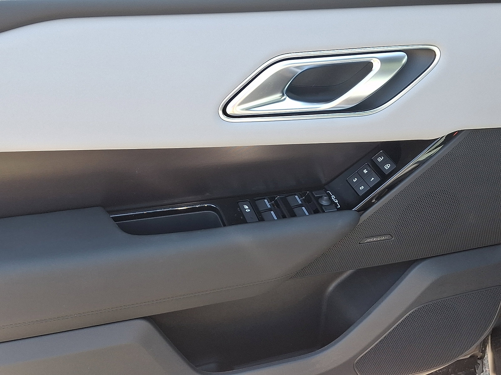 New 2026 Land Rover Range Rover Velar Dynamic SE AWD/4WD image 9