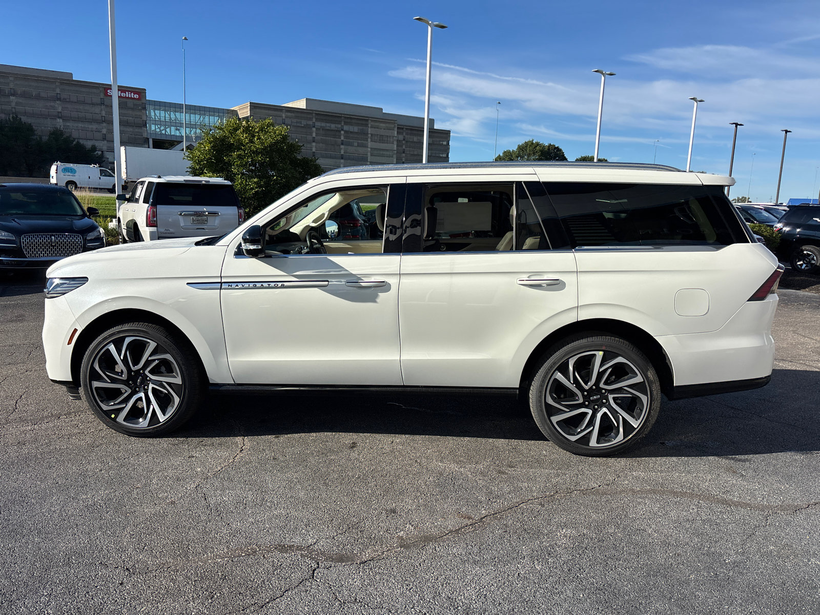 New 2027 Lincoln Navigator Reserve AWD/4WD image 4
