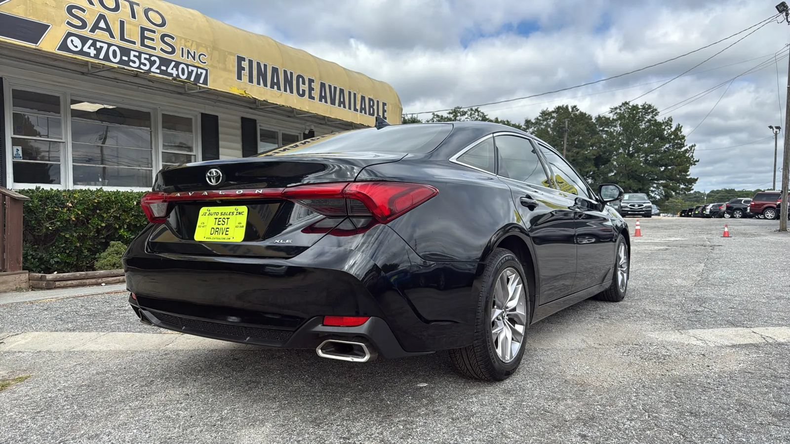 Used 2019 Toyota Avalon XLE w/ Moonroof Package FWD image 2