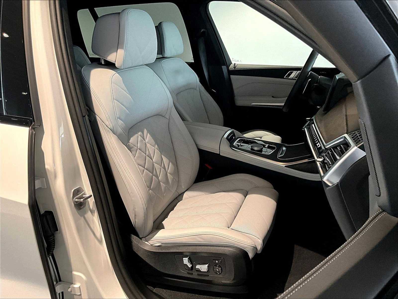 Used 2025 BMW X7 xDrive40i w/ M Sport Package image 22