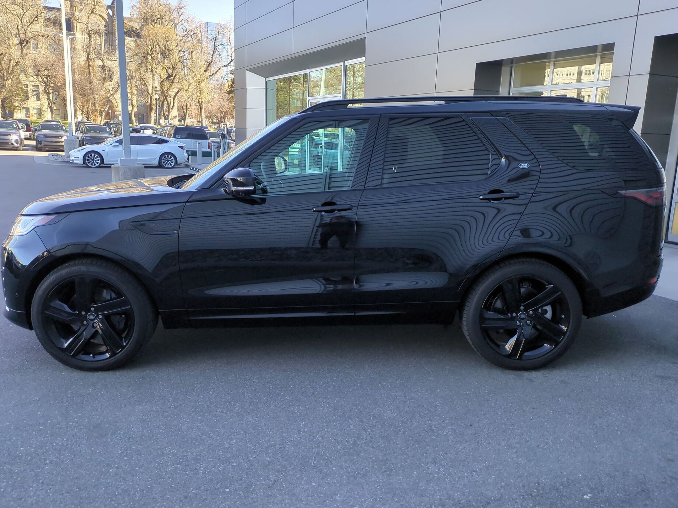 Used 2025 Land Rover Discovery Dynamic SE image 11